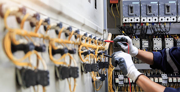 Professional Electrician technician working in Tama, IA